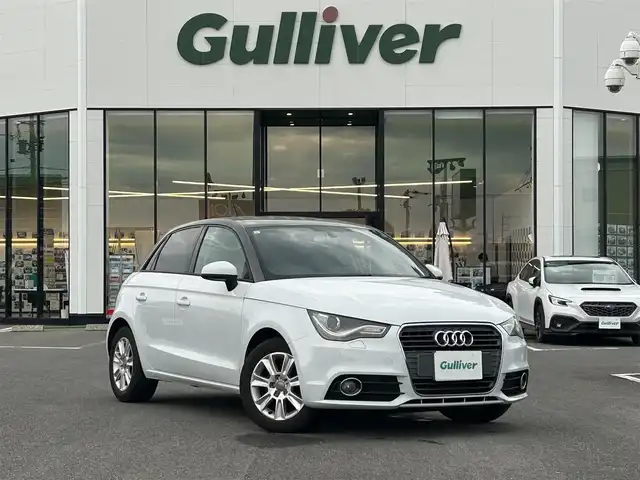 アウディ Ａ１ スポーツバック 1．4TFSI 長崎県 2014(平26)年 4.2万km パールⅡ 純正ナビ（CD/フルセグ/Bluetooth）/MTモード付/アイドリングストップ/バックカメラ/モニター/ETC/電動リアゲート/横滑り防止/プッシュスタート/スマートキー/純正フロアマット