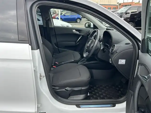 アウディ Ａ１ スポーツバック 1．4TFSI 長崎県 2014(平26)年 4.2万km パールⅡ 純正ナビ（CD/フルセグ/Bluetooth）/MTモード付/アイドリングストップ/バックカメラ/モニター/ETC/電動リアゲート/横滑り防止/プッシュスタート/スマートキー/純正フロアマット