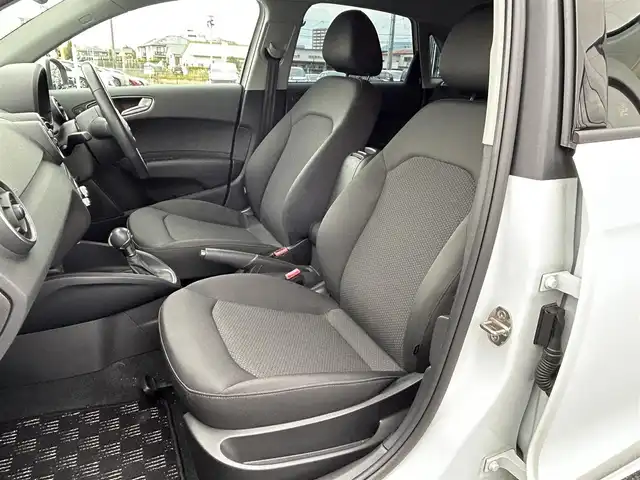 アウディ Ａ１ スポーツバック 1．4TFSI 長崎県 2014(平26)年 4.2万km パールⅡ 純正ナビ（CD/フルセグ/Bluetooth）/MTモード付/アイドリングストップ/バックカメラ/モニター/ETC/電動リアゲート/横滑り防止/プッシュスタート/スマートキー/純正フロアマット