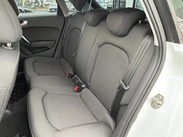 アウディ Ａ１ スポーツバック 1．4TFSI 長崎県 2014(平26)年 4.2万km パールⅡ 純正ナビ（CD/フルセグ/Bluetooth）/MTモード付/アイドリングストップ/バックカメラ/モニター/ETC/電動リアゲート/横滑り防止/プッシュスタート/スマートキー/純正フロアマット