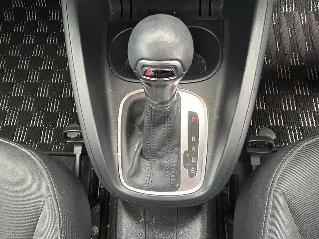 アウディ Ａ１ スポーツバック 1．4TFSI 長崎県 2014(平26)年 4.2万km パールⅡ 純正ナビ（CD/フルセグ/Bluetooth）/MTモード付/アイドリングストップ/バックカメラ/モニター/ETC/電動リアゲート/横滑り防止/プッシュスタート/スマートキー/純正フロアマット