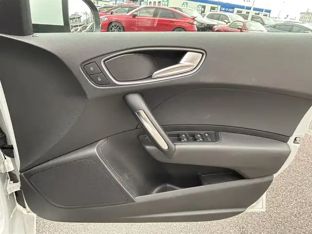 アウディ Ａ１ スポーツバック 1．4TFSI 長崎県 2014(平26)年 4.2万km パールⅡ 純正ナビ（CD/フルセグ/Bluetooth）/MTモード付/アイドリングストップ/バックカメラ/モニター/ETC/電動リアゲート/横滑り防止/プッシュスタート/スマートキー/純正フロアマット