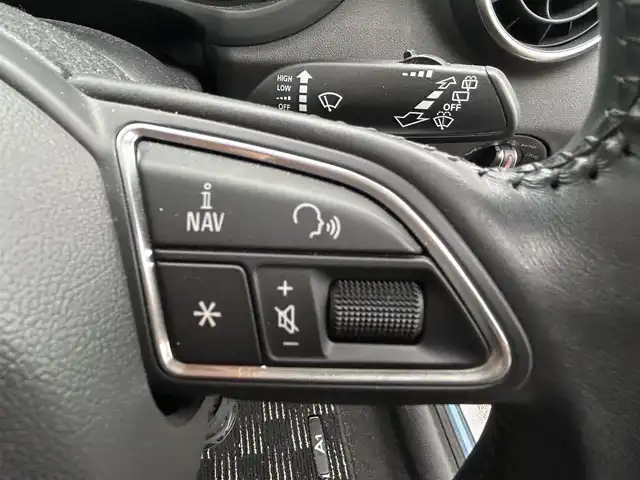 アウディ Ａ１ スポーツバック 1．4TFSI 長崎県 2014(平26)年 4.2万km パールⅡ 純正ナビ（CD/フルセグ/Bluetooth）/MTモード付/アイドリングストップ/バックカメラ/モニター/ETC/電動リアゲート/横滑り防止/プッシュスタート/スマートキー/純正フロアマット