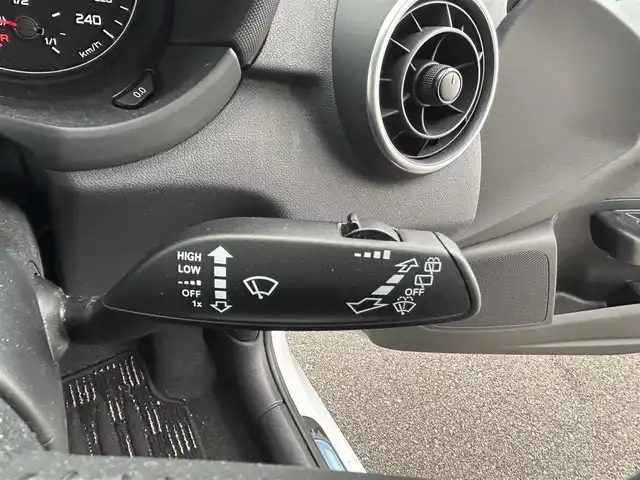 アウディ Ａ１ スポーツバック 1．4TFSI 長崎県 2014(平26)年 4.2万km パールⅡ 純正ナビ（CD/フルセグ/Bluetooth）/MTモード付/アイドリングストップ/バックカメラ/モニター/ETC/電動リアゲート/横滑り防止/プッシュスタート/スマートキー/純正フロアマット