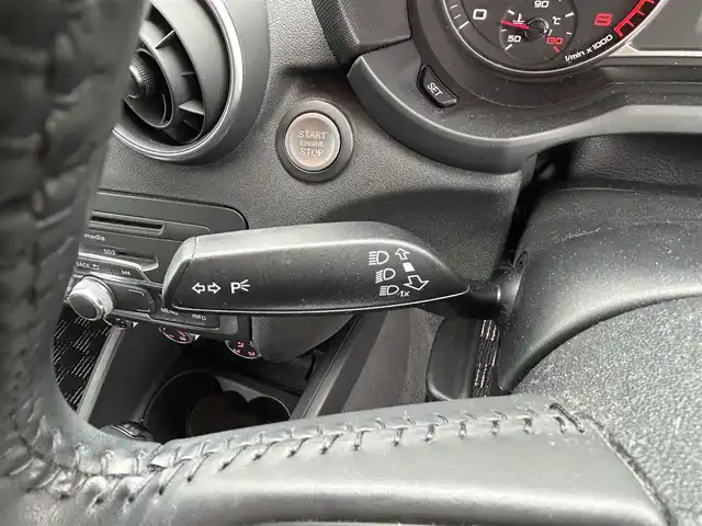 アウディ Ａ１ スポーツバック 1．4TFSI 長崎県 2014(平26)年 4.2万km パールⅡ 純正ナビ（CD/フルセグ/Bluetooth）/MTモード付/アイドリングストップ/バックカメラ/モニター/ETC/電動リアゲート/横滑り防止/プッシュスタート/スマートキー/純正フロアマット