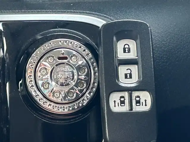 ホンダ Ｎ ＢＯＸ カスタム SSパッケージ 静岡県 2015(平27)年 6.9万km スマートブラック 両側電動スライドドア/あんしんパッケージ/ワンセグTV/GATHERSディスプレイオーディオ/バックカメラ/BLUETOOTH/ディスチャージヘッドライト(オートライトコントロール機構付)/オートリトラミラー/純正14インチアルミホイール/スーパーＵＶカットフロントドアガラス/ＩＲカットフロントウィンドウ・フロントドアガラス/リア席サンシェード/ワンタッチウィンカー/クロームメッキ・インナードアハンドル（フロント）/シルバーリング塗装ドリンクホルダー/クロームメッキ・シフトノブボタン/エアコンアウトレットノブ／リング/ナビ装着用スペシャルパッケージ/純正フロアマット