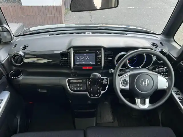 ホンダ Ｎ ＢＯＸ カスタム SSパッケージ 静岡県 2015(平27)年 6.9万km スマートブラック 両側電動スライドドア/あんしんパッケージ/ワンセグTV/GATHERSディスプレイオーディオ/バックカメラ/BLUETOOTH/ディスチャージヘッドライト(オートライトコントロール機構付)/オートリトラミラー/純正14インチアルミホイール/スーパーＵＶカットフロントドアガラス/ＩＲカットフロントウィンドウ・フロントドアガラス/リア席サンシェード/ワンタッチウィンカー/クロームメッキ・インナードアハンドル（フロント）/シルバーリング塗装ドリンクホルダー/クロームメッキ・シフトノブボタン/エアコンアウトレットノブ／リング/ナビ装着用スペシャルパッケージ/純正フロアマット