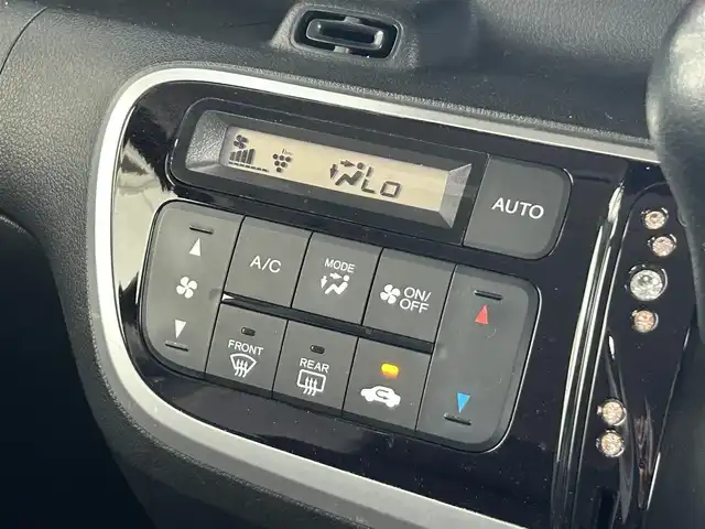 ホンダ Ｎ ＢＯＸ カスタム SSパッケージ 静岡県 2015(平27)年 6.9万km スマートブラック 両側電動スライドドア/あんしんパッケージ/ワンセグTV/GATHERSディスプレイオーディオ/バックカメラ/BLUETOOTH/ディスチャージヘッドライト(オートライトコントロール機構付)/オートリトラミラー/純正14インチアルミホイール/スーパーＵＶカットフロントドアガラス/ＩＲカットフロントウィンドウ・フロントドアガラス/リア席サンシェード/ワンタッチウィンカー/クロームメッキ・インナードアハンドル（フロント）/シルバーリング塗装ドリンクホルダー/クロームメッキ・シフトノブボタン/エアコンアウトレットノブ／リング/ナビ装着用スペシャルパッケージ/純正フロアマット