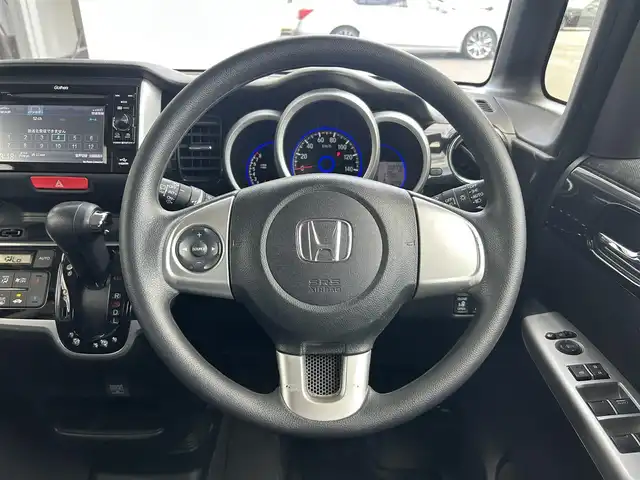 ホンダ Ｎ ＢＯＸ カスタム SSパッケージ 静岡県 2015(平27)年 6.9万km スマートブラック 両側電動スライドドア/あんしんパッケージ/ワンセグTV/GATHERSディスプレイオーディオ/バックカメラ/BLUETOOTH/ディスチャージヘッドライト(オートライトコントロール機構付)/オートリトラミラー/純正14インチアルミホイール/スーパーＵＶカットフロントドアガラス/ＩＲカットフロントウィンドウ・フロントドアガラス/リア席サンシェード/ワンタッチウィンカー/クロームメッキ・インナードアハンドル（フロント）/シルバーリング塗装ドリンクホルダー/クロームメッキ・シフトノブボタン/エアコンアウトレットノブ／リング/ナビ装着用スペシャルパッケージ/純正フロアマット