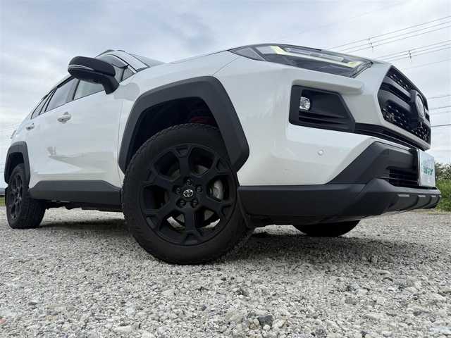 トヨタ ＲＡＶ４ HV アドベンチャー オフロードPKGⅡ 兵庫県 2023(令5)年 4.2万km スーパーホワイトⅡ パノラミックビューモニター/パワーリアゲート/ブラインドスポットモニター/デジタルインナーミラー（前後ドラレコ内蔵）/フォグランプ（Ｆ/Ｒ）/両前席シートヒーター＆ベンチレーション/ステアリングヒーター/黒革シート/メモリ付パワーシート/ルーフレール/純正10.5インチディスプレイ（車載ナビ有）/フルセグテレビ/純正18インチアルミホイール/スペアキー有り