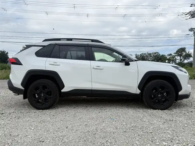 トヨタ ＲＡＶ４ HV アドベンチャー オフロードPKGⅡ 兵庫県 2023(令5)年 4.2万km スーパーホワイトⅡ パノラミックビューモニター/パワーリアゲート/ブラインドスポットモニター/デジタルインナーミラー（前後ドラレコ内蔵）/フォグランプ（Ｆ/Ｒ）/両前席シートヒーター＆ベンチレーション/ステアリングヒーター/黒革シート/メモリ付パワーシート/ルーフレール/純正10.5インチディスプレイ（車載ナビ有）/フルセグテレビ/純正18インチアルミホイール/スペアキー有り