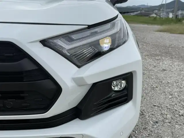 トヨタ ＲＡＶ４ HV アドベンチャー オフロードPKGⅡ 兵庫県 2023(令5)年 4.2万km スーパーホワイトⅡ パノラミックビューモニター/パワーリアゲート/ブラインドスポットモニター/デジタルインナーミラー（前後ドラレコ内蔵）/フォグランプ（Ｆ/Ｒ）/両前席シートヒーター＆ベンチレーション/ステアリングヒーター/黒革シート/メモリ付パワーシート/ルーフレール/純正10.5インチディスプレイ（車載ナビ有）/フルセグテレビ/純正18インチアルミホイール/スペアキー有り