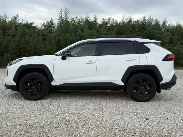トヨタ ＲＡＶ４ HV アドベンチャー オフロードPKGⅡ 兵庫県 2023(令5)年 4.2万km スーパーホワイトⅡ パノラミックビューモニター/パワーリアゲート/ブラインドスポットモニター/デジタルインナーミラー（前後ドラレコ内蔵）/フォグランプ（Ｆ/Ｒ）/両前席シートヒーター＆ベンチレーション/ステアリングヒーター/黒革シート/メモリ付パワーシート/ルーフレール/純正10.5インチディスプレイ（車載ナビ有）/フルセグテレビ/純正18インチアルミホイール/スペアキー有り