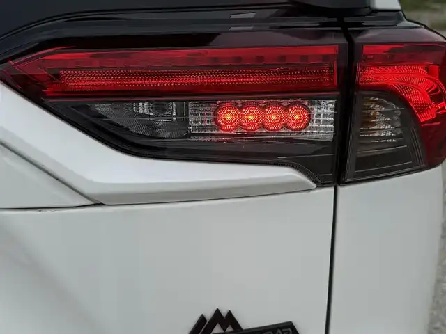 トヨタ ＲＡＶ４ HV アドベンチャー オフロードPKGⅡ 兵庫県 2023(令5)年 4.2万km スーパーホワイトⅡ パノラミックビューモニター/パワーリアゲート/ブラインドスポットモニター/デジタルインナーミラー（前後ドラレコ内蔵）/フォグランプ（Ｆ/Ｒ）/両前席シートヒーター＆ベンチレーション/ステアリングヒーター/黒革シート/メモリ付パワーシート/ルーフレール/純正10.5インチディスプレイ（車載ナビ有）/フルセグテレビ/純正18インチアルミホイール/スペアキー有り