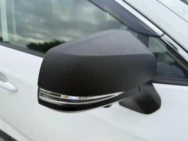 トヨタ ＲＡＶ４ HV アドベンチャー オフロードPKGⅡ 兵庫県 2023(令5)年 4.2万km スーパーホワイトⅡ パノラミックビューモニター/パワーリアゲート/ブラインドスポットモニター/デジタルインナーミラー（前後ドラレコ内蔵）/フォグランプ（Ｆ/Ｒ）/両前席シートヒーター＆ベンチレーション/ステアリングヒーター/黒革シート/メモリ付パワーシート/ルーフレール/純正10.5インチディスプレイ（車載ナビ有）/フルセグテレビ/純正18インチアルミホイール/スペアキー有り