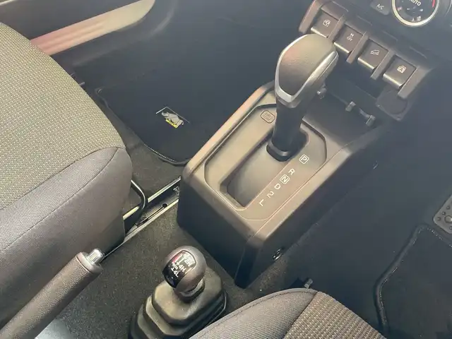 スズキ ジムニー ノマド FC 埼玉県 2025(令7)年 0.2万km アークティックホワイトパール 4WD /デュアルカメラブレーキサポート /レーダークルーズコントロール /LEDオートライト /シートヒーター /純正15インチアルミホイール /純正フロアマット/ドアバイザー