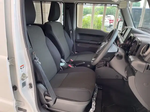 スズキ ジムニー ノマド FC 埼玉県 2025(令7)年 0.2万km アークティックホワイトパール 4WD /デュアルカメラブレーキサポート /レーダークルーズコントロール /LEDオートライト /シートヒーター /純正15インチアルミホイール /純正フロアマット/ドアバイザー