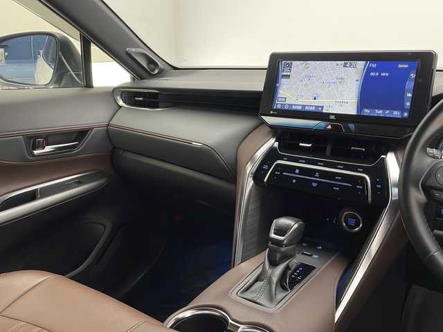 トヨタ ハリアー Z 長野県 2020(令2)年 4.4万km ホワイトパールクリスタルシャイン 4WD/純正メモリーナビ/（AM/FM/USB/Bluetooth/AUX/フルセグTV）/トヨタセーフティセンス/・プリクラッシュセーフティ/・レーントレーシングアシスト/・レーンディパーチャーアラート/・レーダークルーズコントロール（追従機能付き）/・アダプティブハイビームシステム/・ロードサインアシスト/・クリアランスソナー/・ブラインドスポットモニター/・標識認識機能/・先行車発進お知らせ機能/・後退速度抑制/プッシュスタート/寒冷地仕様/ドアミラーヒーター/フロントガラス熱線/スマートキー/電動リアゲート/D席パワーシート/オートマチックハイビーム/LEDヘッドライト/LEDフォグ/電子パーキングブレーキ/ドライブモード切替/オートホールド/オートワイパー/ドアバイザー/ビルトインETC2.0/革巻きステアリング/ステアリングスイッチ/チルトテレスコピックステアリング/ブラウンシートカバー/純正デジタルインナーミラー/純正フロアマット/スペアキー×1