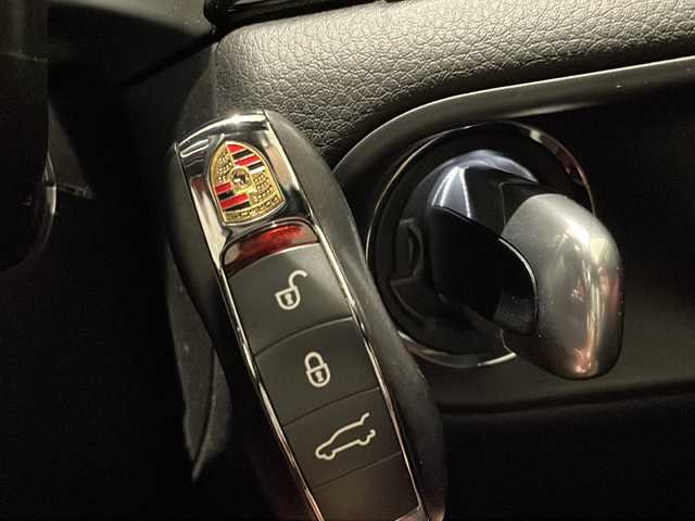 ポルシェ マカン GTS 新潟県 2017(平29)年 2.9万km キャララホワイトメタリック オプション/スポーツクロノパッケージ /ＢＯＳＥサラウンドサウンドシステム /ポルシェエントリー＆ドライブシステム/レーンキーピングアシスト/赤革シート/シートヒーター/ベンチレーション/ＧＴＳ専用装備/スポーツデザインＰＫＧ/・ ＲＳスパイダー２０インチＡＷ（サテンブラック）/・ スポーツエグゾーストシステム/・ スポーツテールパイプ(ブラック)/・ ポルシェ・アクティブサスペンション・マネージメントシステム（ＰＡＳＭ）/・ ＧＴＳスポーツシート/・ スポーツシャシー/・ ８ｗａｙスポーツシート/・ サイドブレード（マットブラック）/・ ポルシェ・ダイナミック・ライトシステム（ＰＤＬＳ）/・ バイキセノンヘッドライト（ブラック仕上げ）/・ ティンテッドＬＥＤテールライト/・ リアＧＴＳブラックロゴ/・ ヘッドレストＧＴＳロゴ刺繍/標準装備/・アダプティブクルーズコントロール/・パワーテールゲート/・ナビゲーションシステム/・ ＡｐｐｌｅＣａｒＰｌａｙ/・ ＰｏｒｓｃｈｅＣｏｎｎｅｃｔ/・ＥＴＣ