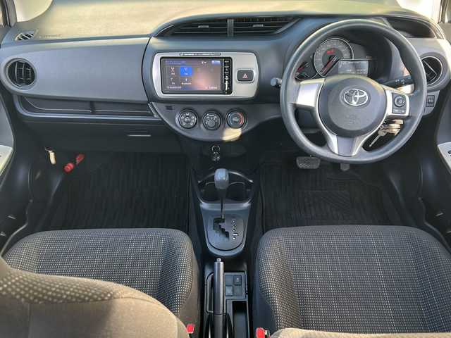 トヨタ ヴィッツ F 静岡県 2015(平27)年 2.9万km 黄 純正ナビ/（AM FM CD DVD SD ワンセグテレビ　Bluetooth AUX）/・ドラレコ/・ETC/・純正フロアマット/・純正ホイールキャップ/・ステアリングリモコン/・アイドリングストップ/・リモコンキー/・スペアキー×１/・ABS/・横滑り防止装置/・ハロゲンヘッドライト/・Wエアバッグ