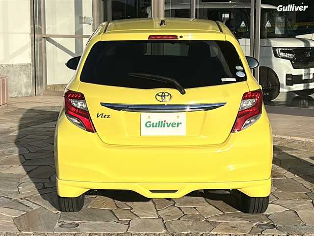 トヨタ ヴィッツ F 静岡県 2015(平27)年 2.9万km 黄 純正ナビ/（AM FM CD DVD SD ワンセグテレビ　Bluetooth AUX）/・ドラレコ/・ETC/・純正フロアマット/・純正ホイールキャップ/・ステアリングリモコン/・アイドリングストップ/・リモコンキー/・スペアキー×１/・ABS/・横滑り防止装置/・ハロゲンヘッドライト/・Wエアバッグ