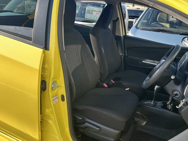 トヨタ ヴィッツ F 静岡県 2015(平27)年 2.9万km 黄 純正ナビ/（AM FM CD DVD SD ワンセグテレビ　Bluetooth AUX）/・ドラレコ/・ETC/・純正フロアマット/・純正ホイールキャップ/・ステアリングリモコン/・アイドリングストップ/・リモコンキー/・スペアキー×１/・ABS/・横滑り防止装置/・ハロゲンヘッドライト/・Wエアバッグ