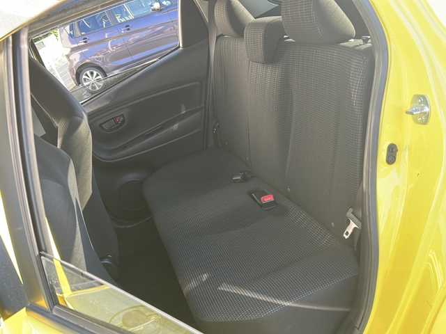 トヨタ ヴィッツ F 静岡県 2015(平27)年 2.9万km 黄 純正ナビ/（AM FM CD DVD SD ワンセグテレビ　Bluetooth AUX）/・ドラレコ/・ETC/・純正フロアマット/・純正ホイールキャップ/・ステアリングリモコン/・アイドリングストップ/・リモコンキー/・スペアキー×１/・ABS/・横滑り防止装置/・ハロゲンヘッドライト/・Wエアバッグ