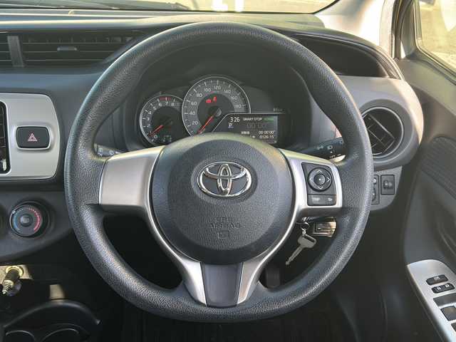 トヨタ ヴィッツ F 静岡県 2015(平27)年 2.9万km 黄 純正ナビ/（AM FM CD DVD SD ワンセグテレビ　Bluetooth AUX）/・ドラレコ/・ETC/・純正フロアマット/・純正ホイールキャップ/・ステアリングリモコン/・アイドリングストップ/・リモコンキー/・スペアキー×１/・ABS/・横滑り防止装置/・ハロゲンヘッドライト/・Wエアバッグ