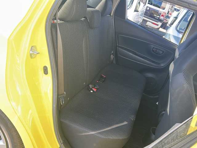 トヨタ ヴィッツ F 静岡県 2015(平27)年 2.9万km 黄 純正ナビ/（AM FM CD DVD SD ワンセグテレビ　Bluetooth AUX）/・ドラレコ/・ETC/・純正フロアマット/・純正ホイールキャップ/・ステアリングリモコン/・アイドリングストップ/・リモコンキー/・スペアキー×１/・ABS/・横滑り防止装置/・ハロゲンヘッドライト/・Wエアバッグ