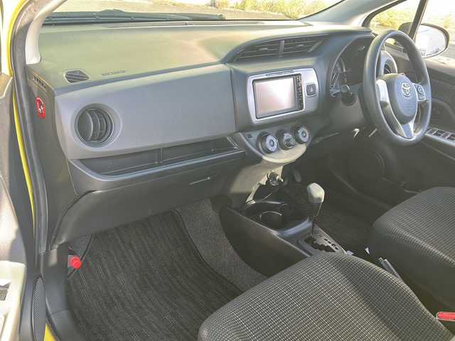 トヨタ ヴィッツ F 静岡県 2015(平27)年 2.9万km 黄 純正ナビ/（AM FM CD DVD SD ワンセグテレビ　Bluetooth AUX）/・ドラレコ/・ETC/・純正フロアマット/・純正ホイールキャップ/・ステアリングリモコン/・アイドリングストップ/・リモコンキー/・スペアキー×１/・ABS/・横滑り防止装置/・ハロゲンヘッドライト/・Wエアバッグ