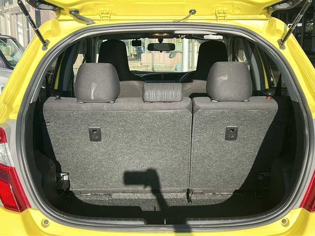 トヨタ ヴィッツ F 静岡県 2015(平27)年 2.9万km 黄 純正ナビ/（AM FM CD DVD SD ワンセグテレビ　Bluetooth AUX）/・ドラレコ/・ETC/・純正フロアマット/・純正ホイールキャップ/・ステアリングリモコン/・アイドリングストップ/・リモコンキー/・スペアキー×１/・ABS/・横滑り防止装置/・ハロゲンヘッドライト/・Wエアバッグ