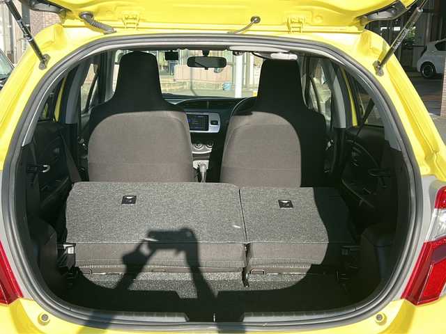 トヨタ ヴィッツ F 静岡県 2015(平27)年 2.9万km 黄 純正ナビ/（AM FM CD DVD SD ワンセグテレビ　Bluetooth AUX）/・ドラレコ/・ETC/・純正フロアマット/・純正ホイールキャップ/・ステアリングリモコン/・アイドリングストップ/・リモコンキー/・スペアキー×１/・ABS/・横滑り防止装置/・ハロゲンヘッドライト/・Wエアバッグ