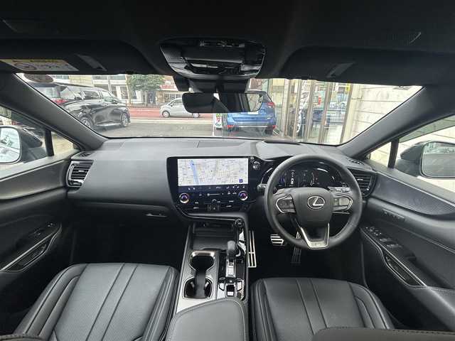 レクサス ＮＸ 350h Fスポーツ 大分県 2025(令7)年 0.5万km ソニッククロム ・ワンオーナー/・Lexus　Teammate/  Advanced Park(リモート機能付き）/　パーキングサポートブレーキ/・ LexuSafetySystem+/　プリクラッシュセーフティ/　緊急時操舵支援/　フロントクロストラフィックアラート/　レーンチェンジアシスト/　アダプティブハイビームシステム/・純正マルチナビ/　Apple CarPlay/　Android Auto/　Miracast/　フルセグテレビ/　Bluetooth/　ラジオ/・プッシュエンジンスタート/・ETC2.0/・パノラミックビューモニター/・ヒートシーター　D席/N席/・メモリーシート　D席/・ステアリングヒーター/・ブラインドスポットモニター/・ドライブレコーダー前後/・ステアリングスイッチ/・ドライブモードセレクトスイッチ/・パワーシート　D席/N席/・パワーバックドア/・USB端子/・充電用タイプC端子/・横滑り防止システム/・チルトステアリング/・ウィンカーミラー/・純性LEDランプ/・革巻きステアリング/・プライバシーガラス/・純正フロアマット/・純正20インチアルミホイル/・1500Wコンセント/・ドアバイザー/・トノカバー/・保証書/・スマートキー２本/・カードキー１枚