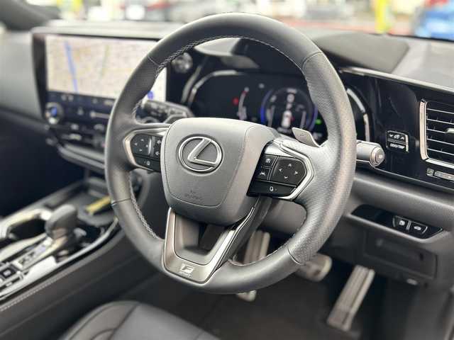 レクサス ＮＸ 350h Fスポーツ 大分県 2025(令7)年 0.5万km ソニッククロム ・ワンオーナー/・Lexus　Teammate/  Advanced Park(リモート機能付き）/　パーキングサポートブレーキ/・ LexuSafetySystem+/　プリクラッシュセーフティ/　緊急時操舵支援/　フロントクロストラフィックアラート/　レーンチェンジアシスト/　アダプティブハイビームシステム/・純正マルチナビ/　Apple CarPlay/　Android Auto/　Miracast/　フルセグテレビ/　Bluetooth/　ラジオ/・プッシュエンジンスタート/・ETC2.0/・パノラミックビューモニター/・ヒートシーター　D席/N席/・メモリーシート　D席/・ステアリングヒーター/・ブラインドスポットモニター/・ドライブレコーダー前後/・ステアリングスイッチ/・ドライブモードセレクトスイッチ/・パワーシート　D席/N席/・パワーバックドア/・USB端子/・充電用タイプC端子/・横滑り防止システム/・チルトステアリング/・ウィンカーミラー/・純性LEDランプ/・革巻きステアリング/・プライバシーガラス/・純正フロアマット/・純正20インチアルミホイル/・1500Wコンセント/・ドアバイザー/・トノカバー/・保証書/・スマートキー２本/・カードキー１枚