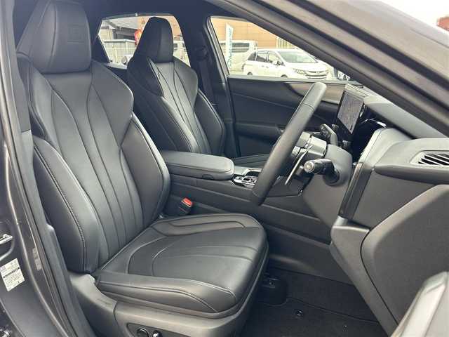 レクサス ＮＸ 350h Fスポーツ 大分県 2025(令7)年 0.5万km ソニッククロム ワンオーナー/禁煙車（前オーナー様申告）/オレンジブレーキキャリパー【MOP】/前後ドライブレコーダー【MOP】/全席シートヒーター【MOP】/Lexus　Team　mate/ ・Advanced Park(リモート機能付き）/・パーキングサポートブレーキ/ LexuSafetySystem+/・プリクラッシュセーフティ/・フロントクロストラフィックアラート/・レーンチェンジアシスト/・アダプティブハイビームシステム/14インチディスプレイオーディオ/（コネクティッドナビ対応）Plus/・Apple CarPlay/・Android Auto/・Miracast/・フルセグTV/・Bluetooth/・ラジオ/HUD/D席メモリーシート/ビルドインETC2.0/パノラミックビューモニター/ステアリングヒーター/ブラインドスポットモニター/DN席パワーシート/DN席ベンチレーション機能/パワーバックドア/充電用USB：typeC/チルトステアリング/ウィンカーミラー/純性LEDランプ/革巻きステアリング/プライバシーガラス/純正フロアマット/純正20インチAW（ブラック塗装）/1500Wコンセント/純正トノカバー/保証書/スマートキー2本/カードキー1枚【DOP】