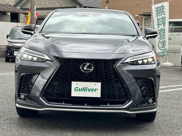 レクサス ＮＸ 350h Fスポーツ 大分県 2025(令7)年 0.5万km ソニッククロム ・ワンオーナー/・Lexus　Teammate/  Advanced Park(リモート機能付き）/　パーキングサポートブレーキ/・ LexuSafetySystem+/　プリクラッシュセーフティ/　緊急時操舵支援/　フロントクロストラフィックアラート/　レーンチェンジアシスト/　アダプティブハイビームシステム/・純正マルチナビ/　Apple CarPlay/　Android Auto/　Miracast/　フルセグテレビ/　Bluetooth/　ラジオ/・プッシュエンジンスタート/・ETC2.0/・パノラミックビューモニター/・ヒートシーター　D席/N席/・メモリーシート　D席/・ステアリングヒーター/・ブラインドスポットモニター/・ドライブレコーダー前後/・ステアリングスイッチ/・ドライブモードセレクトスイッチ/・パワーシート　D席/N席/・パワーバックドア/・USB端子/・充電用タイプC端子/・横滑り防止システム/・チルトステアリング/・ウィンカーミラー/・純性LEDランプ/・革巻きステアリング/・プライバシーガラス/・純正フロアマット/・純正20インチアルミホイル/・1500Wコンセント/・ドアバイザー/・トノカバー/・保証書/・スマートキー２本/・カードキー１枚