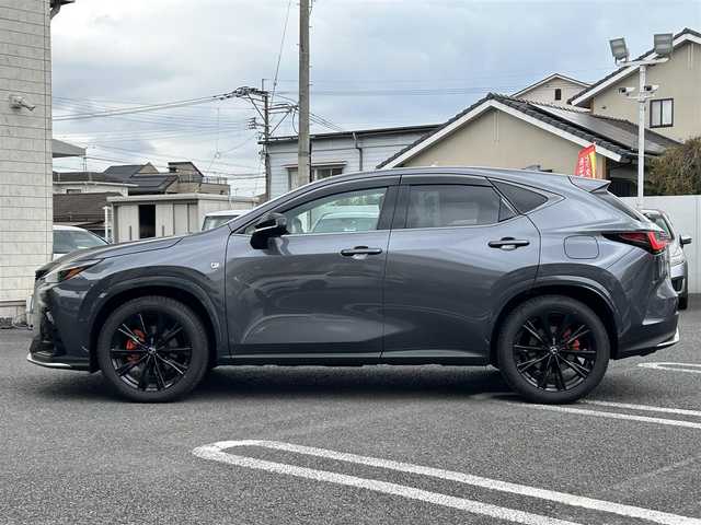 レクサス ＮＸ 350h Fスポーツ 大分県 2025(令7)年 0.5万km ソニッククロム ・ワンオーナー/・Lexus　Teammate/  Advanced Park(リモート機能付き）/　パーキングサポートブレーキ/・ LexuSafetySystem+/　プリクラッシュセーフティ/　緊急時操舵支援/　フロントクロストラフィックアラート/　レーンチェンジアシスト/　アダプティブハイビームシステム/・純正マルチナビ/　Apple CarPlay/　Android Auto/　Miracast/　フルセグテレビ/　Bluetooth/　ラジオ/・プッシュエンジンスタート/・ETC2.0/・パノラミックビューモニター/・ヒートシーター　D席/N席/・メモリーシート　D席/・ステアリングヒーター/・ブラインドスポットモニター/・ドライブレコーダー前後/・ステアリングスイッチ/・ドライブモードセレクトスイッチ/・パワーシート　D席/N席/・パワーバックドア/・USB端子/・充電用タイプC端子/・横滑り防止システム/・チルトステアリング/・ウィンカーミラー/・純性LEDランプ/・革巻きステアリング/・プライバシーガラス/・純正フロアマット/・純正20インチアルミホイル/・1500Wコンセント/・ドアバイザー/・トノカバー/・保証書/・スマートキー２本/・カードキー１枚
