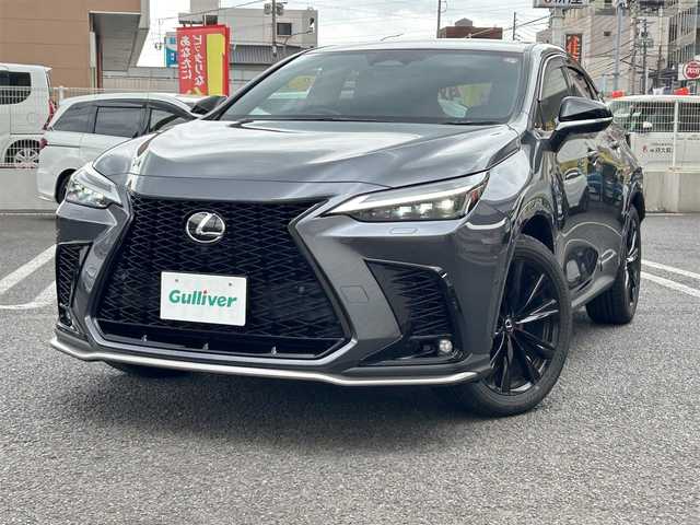レクサス ＮＸ 350h Fスポーツ 大分県 2025(令7)年 0.5万km ソニッククロム ・ワンオーナー/・Lexus　Teammate/  Advanced Park(リモート機能付き）/　パーキングサポートブレーキ/・ LexuSafetySystem+/　プリクラッシュセーフティ/　緊急時操舵支援/　フロントクロストラフィックアラート/　レーンチェンジアシスト/　アダプティブハイビームシステム/・純正マルチナビ/　Apple CarPlay/　Android Auto/　Miracast/　フルセグテレビ/　Bluetooth/　ラジオ/・プッシュエンジンスタート/・ETC2.0/・パノラミックビューモニター/・ヒートシーター　D席/N席/・メモリーシート　D席/・ステアリングヒーター/・ブラインドスポットモニター/・ドライブレコーダー前後/・ステアリングスイッチ/・ドライブモードセレクトスイッチ/・パワーシート　D席/N席/・パワーバックドア/・USB端子/・充電用タイプC端子/・横滑り防止システム/・チルトステアリング/・ウィンカーミラー/・純性LEDランプ/・革巻きステアリング/・プライバシーガラス/・純正フロアマット/・純正20インチアルミホイル/・1500Wコンセント/・ドアバイザー/・トノカバー/・保証書/・スマートキー２本/・カードキー１枚
