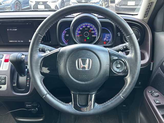 ホンダ Ｎ ＯＮＥ プレミアム ツアラー Lパッケージ 栃木県 2013(平25)年 6.4万km プレミアムブルームーンパール スマートフォン連携ディスプレイオーディオ/CD/USB/HDMI(R)/AM/FMチューナー/バックカメラ/横滑り防止装置/盗難防止装置/クルーズコントロール/本革巻ステアリング/パドルシフト/オートライト/ディスチャージヘッドライト〈HID〉/フォグランプ/ウィンカーミラー/Premium専用フロントバンパー/純正15インチアルミホイール/純正フロアマット/前席用i-サイドエアバッグシステム/サイドカーテンエアバッグシステム/取扱説明書/保証書