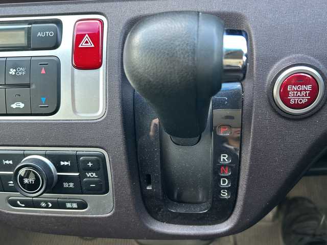 ホンダ Ｎ ＯＮＥ プレミアム ツアラー Lパッケージ 栃木県 2013(平25)年 6.4万km プレミアムブルームーンパール スマートフォン連携ディスプレイオーディオ/CD/USB/HDMI(R)/AM/FMチューナー/バックカメラ/横滑り防止装置/盗難防止装置/クルーズコントロール/本革巻ステアリング/パドルシフト/オートライト/ディスチャージヘッドライト〈HID〉/フォグランプ/ウィンカーミラー/Premium専用フロントバンパー/純正15インチアルミホイール/純正フロアマット/前席用i-サイドエアバッグシステム/サイドカーテンエアバッグシステム/取扱説明書/保証書