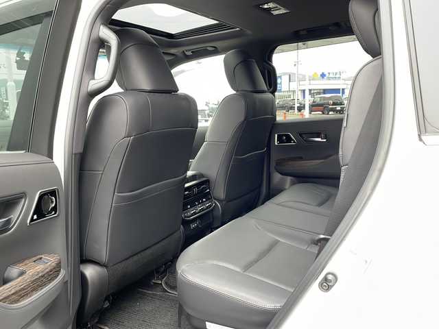 トヨタ ランドクルーザー ZX 道東・釧路十勝 2022(令4)年 6.1万km プレシャスホワイトパール ・4WD/・寒冷地仕様/・ワンオーナー/・純正ナビ&CD&BT&SD&USB&TV/・JBLプレミアムサウンド/・サンルーフ/・パワーバックドア/・アラウンドビューモニター/・バックカメラ/・トヨタセーフティセンス/・レーダークルーズコントロール/・プリクラッシュセーフティ/・ブラインドスポットモニター/・クリアランスソナー/・横滑り防止装置/・全席シートヒーター/・全席ベンチレーションシート/・前席パワーシート/・D席メモリシート/・レザーシート/・ステアリングヒーター/・ステアリングスイッチ/・社外前後ドライブレコーダー/・ビルトインETC2.0/・純正フロアマット/・電動格納ミラー/・LEDヘッドライト/・オートライト/・オートマチックハイビーム/・スマートキー/・純正エンジンスターター/・保証書/・取扱説明書/・社外AW夏タイヤ積込