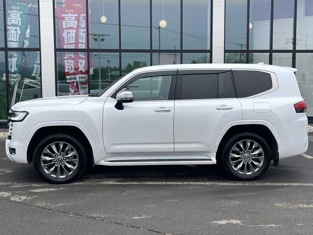 トヨタ ランドクルーザー ZX 道東・釧路十勝 2022(令4)年 6.1万km プレシャスホワイトパール ・4WD/・寒冷地仕様/・ワンオーナー/・純正ナビ&CD&BT&SD&USB&TV/・JBLプレミアムサウンド/・サンルーフ/・パワーバックドア/・アラウンドビューモニター/・バックカメラ/・トヨタセーフティセンス/・レーダークルーズコントロール/・プリクラッシュセーフティ/・ブラインドスポットモニター/・クリアランスソナー/・横滑り防止装置/・全席シートヒーター/・全席ベンチレーションシート/・前席パワーシート/・D席メモリシート/・レザーシート/・ステアリングヒーター/・ステアリングスイッチ/・社外前後ドライブレコーダー/・ビルトインETC2.0/・純正フロアマット/・電動格納ミラー/・LEDヘッドライト/・オートライト/・オートマチックハイビーム/・スマートキー/・純正エンジンスターター/・保証書/・取扱説明書/・社外AW夏タイヤ積込