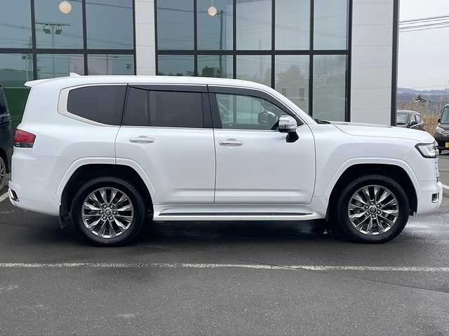 トヨタ ランドクルーザー ZX 道東・釧路十勝 2022(令4)年 6.1万km プレシャスホワイトパール ・4WD/・寒冷地仕様/・ワンオーナー/・純正ナビ&CD&BT&SD&USB&TV/・JBLプレミアムサウンド/・サンルーフ/・パワーバックドア/・アラウンドビューモニター/・バックカメラ/・トヨタセーフティセンス/・レーダークルーズコントロール/・プリクラッシュセーフティ/・ブラインドスポットモニター/・クリアランスソナー/・横滑り防止装置/・全席シートヒーター/・全席ベンチレーションシート/・前席パワーシート/・D席メモリシート/・レザーシート/・ステアリングヒーター/・ステアリングスイッチ/・社外前後ドライブレコーダー/・ビルトインETC2.0/・純正フロアマット/・電動格納ミラー/・LEDヘッドライト/・オートライト/・オートマチックハイビーム/・スマートキー/・純正エンジンスターター/・保証書/・取扱説明書/・社外AW夏タイヤ積込