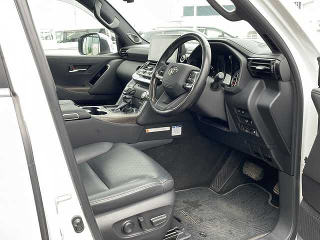 トヨタ ランドクルーザー ZX 道東・釧路十勝 2022(令4)年 6.1万km プレシャスホワイトパール ・4WD/・寒冷地仕様/・ワンオーナー/・純正ナビ&CD&BT&SD&USB&TV/・JBLプレミアムサウンド/・サンルーフ/・パワーバックドア/・アラウンドビューモニター/・バックカメラ/・トヨタセーフティセンス/・レーダークルーズコントロール/・プリクラッシュセーフティ/・ブラインドスポットモニター/・クリアランスソナー/・横滑り防止装置/・全席シートヒーター/・全席ベンチレーションシート/・前席パワーシート/・D席メモリシート/・レザーシート/・ステアリングヒーター/・ステアリングスイッチ/・社外前後ドライブレコーダー/・ビルトインETC2.0/・純正フロアマット/・電動格納ミラー/・LEDヘッドライト/・オートライト/・オートマチックハイビーム/・スマートキー/・純正エンジンスターター/・保証書/・取扱説明書/・社外AW夏タイヤ積込