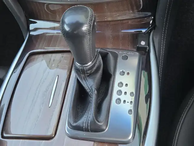 日産 シーマ ハイブリッド VIP G 東京都 2015(平27)年 5.1万km ガーネットブラック BOSE 5.1chサラウンド/後席プライベートシアター/サンルーフ/純正ナビ/バックカメラ/ビルトインETC/ドライブレコーダー/パワーシート/シートヒーター/ベンチレーションシート/レザーシート/レーダークルーズコントロール/純正18インチAW