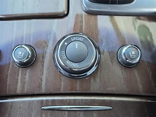 日産 シーマ ハイブリッド VIP G 東京都 2015(平27)年 5.1万km ガーネットブラック BOSE 5.1chサラウンド/後席プライベートシアター/サンルーフ/純正ナビ/バックカメラ/ビルトインETC/ドライブレコーダー/パワーシート/シートヒーター/ベンチレーションシート/レザーシート/レーダークルーズコントロール/純正18インチAW