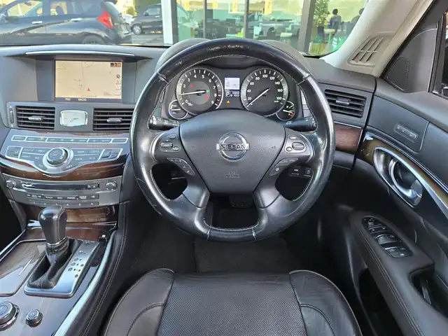 日産 シーマ ハイブリッド VIP G 東京都 2015(平27)年 5.1万km ガーネットブラック BOSE 5.1chサラウンド/後席プライベートシアター/サンルーフ/純正ナビ/バックカメラ/ビルトインETC/ドライブレコーダー/パワーシート/シートヒーター/ベンチレーションシート/レザーシート/レーダークルーズコントロール/純正18インチAW