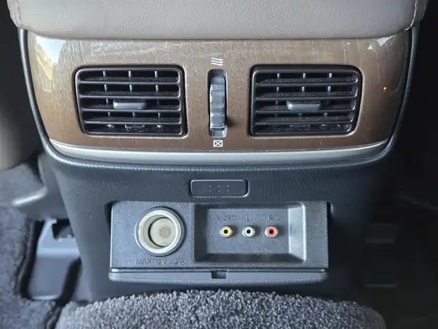 日産 シーマ ハイブリッド VIP G 東京都 2015(平27)年 5.1万km ガーネットブラック BOSE 5.1chサラウンド/後席プライベートシアター/サンルーフ/純正ナビ/バックカメラ/ビルトインETC/ドライブレコーダー/パワーシート/シートヒーター/ベンチレーションシート/レザーシート/レーダークルーズコントロール/純正18インチAW