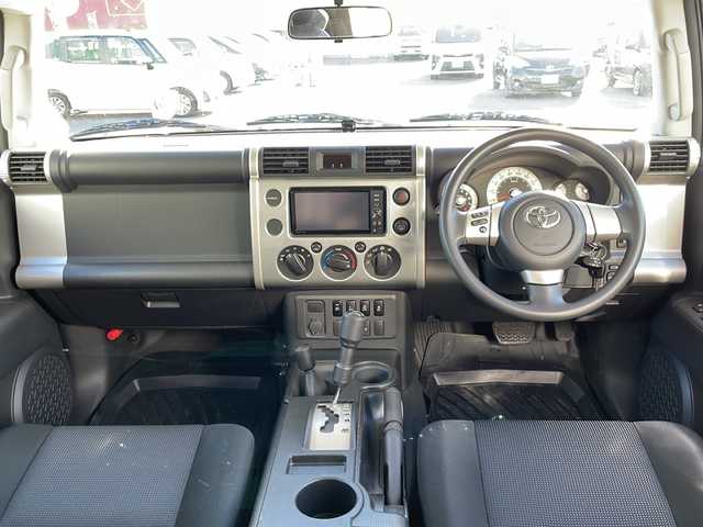 トヨタ ＦＪクルーザー オフロードパッケージ 茨城県 2012(平24)年 7.2万km グレーメタリック/ホワイト 登録時走行距離/　　　　　　　71153キロ/ワンオーナー/4WD/純正ナビ/バックカメラ/地デジ視聴可/クルーズコントロール/スペアキー×１/ETC/新車時整備手帳/　　【保証書】/取扱説明書
