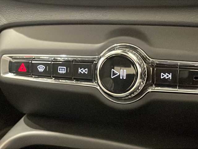 ボルボ ＸＣ４０ B4 モメンタム 新潟県 2021(令3)年 3.7万km グレー チルトアップ機構付き電動パノラマガラスサンルーフ/クライメートパッケージ/-シートヒーター/-ステアリングヒーター/インテリセーフ/-アダプティブクルーズコントロール/-レーンキープアシスト/-ブラインドスポットアシスト/-クロストラフィックアシスト/-コーナリングライト/-360°カメラ/純正HDDナビ/ETC/ドライブレコーダー/パワーバックドア/メモリ付きパワーシート/純正18インチアルミホイール/LEDヘッドライト/オートブレーキホールド/スマートキー